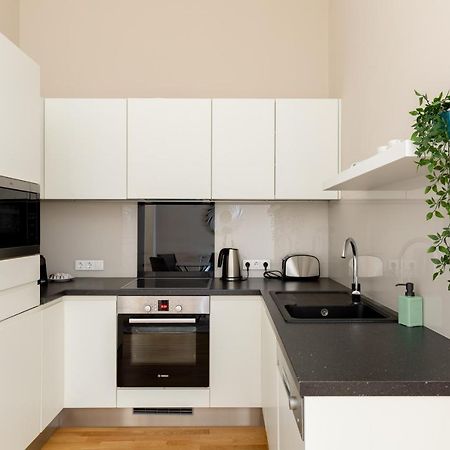 Lovely 2-Bedroom Apartment At The Vaci Street Budapeste Exterior foto