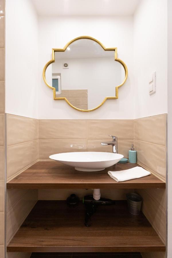 Lovely 2-Bedroom Apartment At The Vaci Street Budapeste Exterior foto