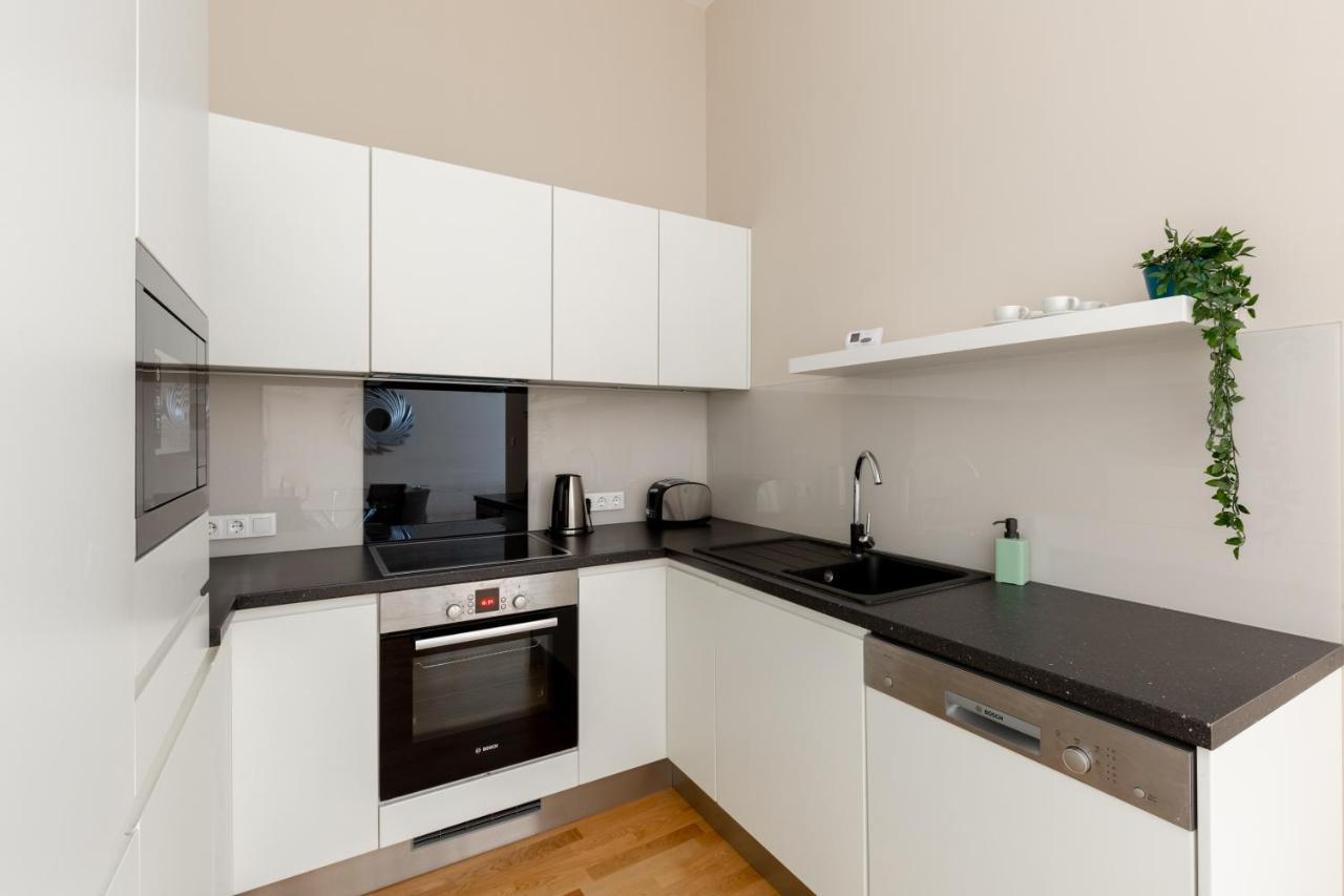 Lovely 2-Bedroom Apartment At The Vaci Street Budapeste Exterior foto