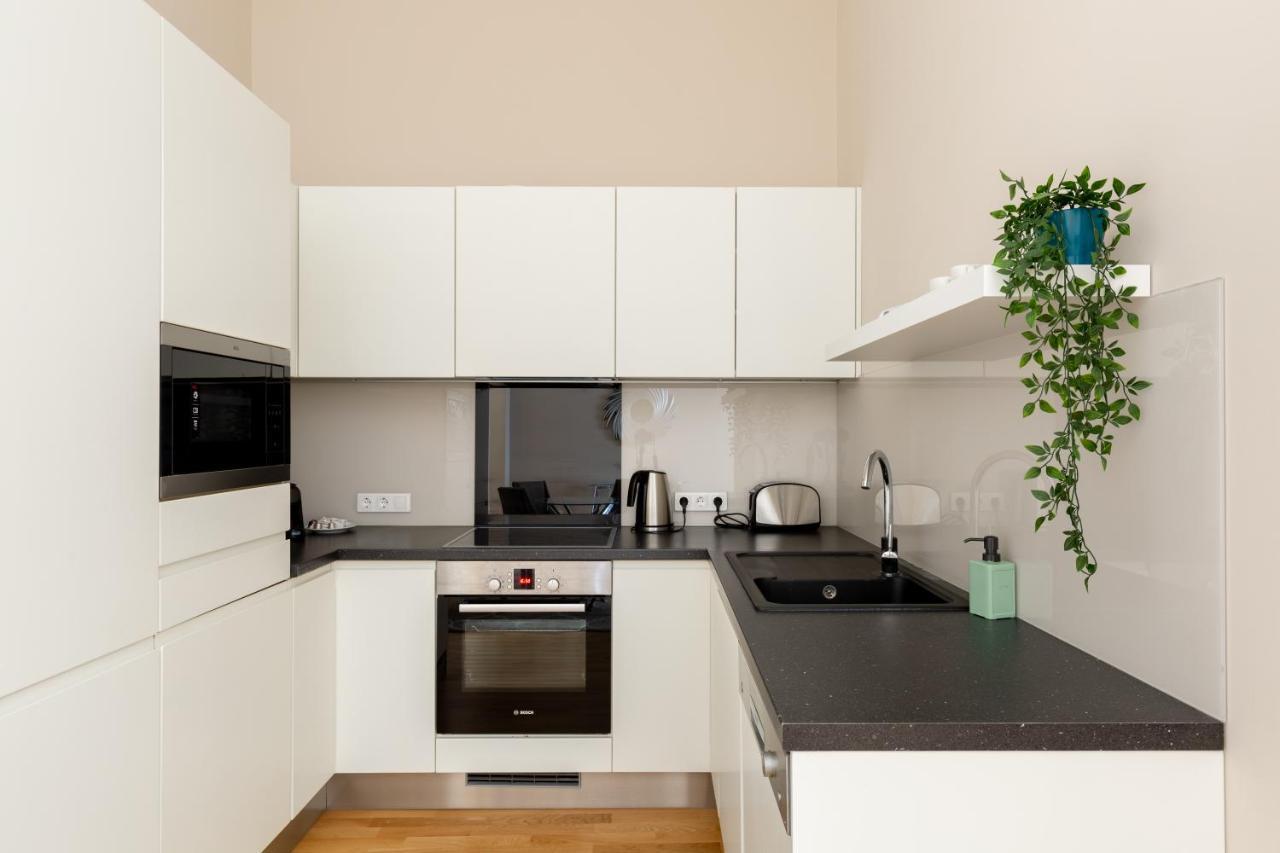 Lovely 2-Bedroom Apartment At The Vaci Street Budapeste Exterior foto