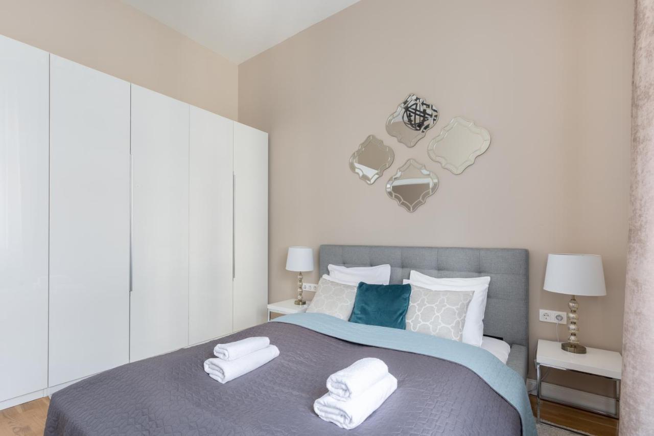 Lovely 2-Bedroom Apartment At The Vaci Street Budapeste Exterior foto