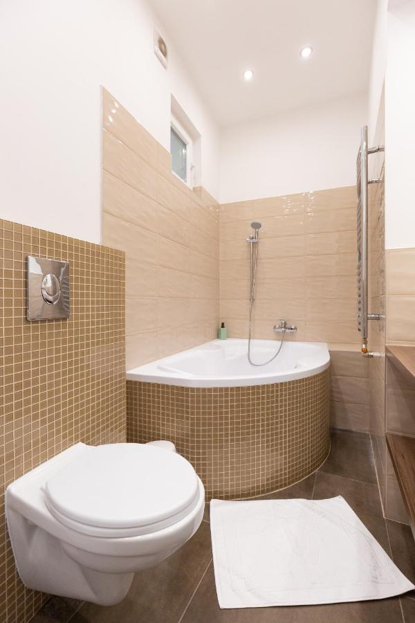 Lovely 2-Bedroom Apartment At The Vaci Street Budapeste Exterior foto