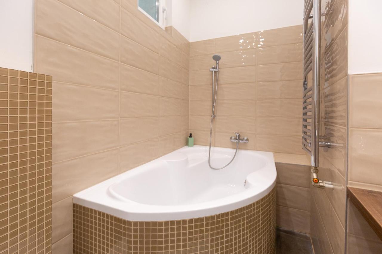 Lovely 2-Bedroom Apartment At The Vaci Street Budapeste Exterior foto
