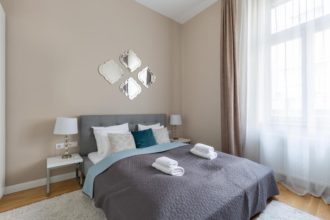 Lovely 2-Bedroom Apartment At The Vaci Street Budapeste Exterior foto